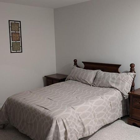 Top Floor, Central 2 Bedroom Condo With City View, 90 Day Min Victoria Eksteriør bilde