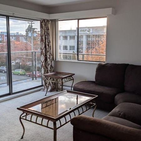 Top Floor, Central 2 Bedroom Condo With City View, 90 Day Min Victoria Eksteriør bilde