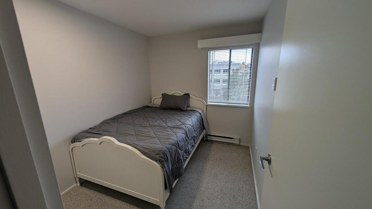 Top Floor, Central 2 Bedroom Condo With City View, 90 Day Min Victoria Eksteriør bilde