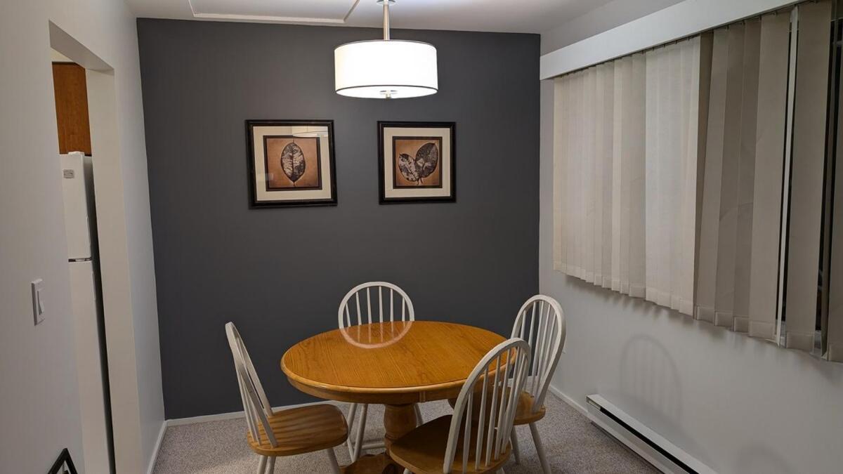 Top Floor, Central 2 Bedroom Condo With City View, 90 Day Min Victoria Eksteriør bilde