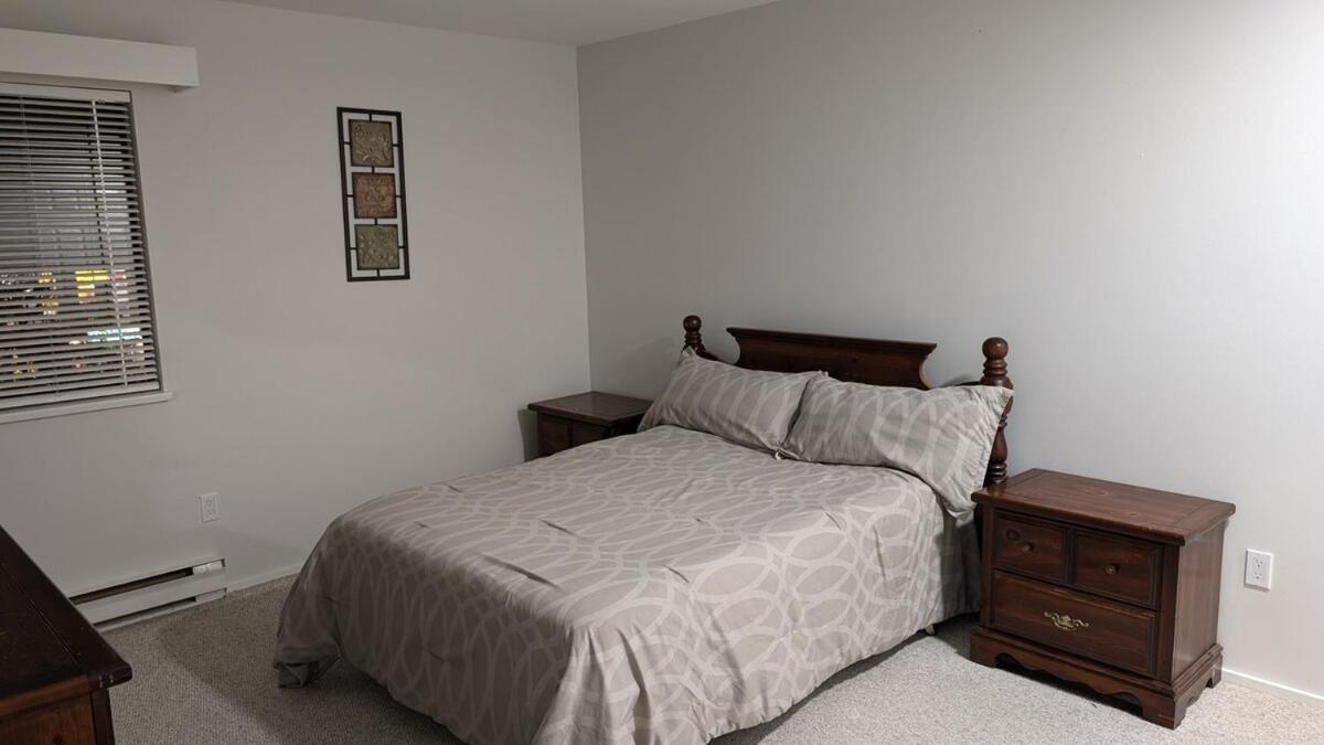 Top Floor, Central 2 Bedroom Condo With City View, 90 Day Min Victoria Eksteriør bilde