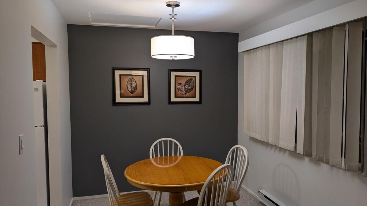 Top Floor, Central 2 Bedroom Condo With City View, 90 Day Min Victoria Eksteriør bilde