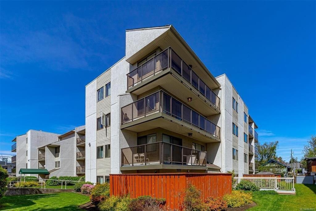 Top Floor, Central 2 Bedroom Condo With City View, 90 Day Min Victoria Eksteriør bilde