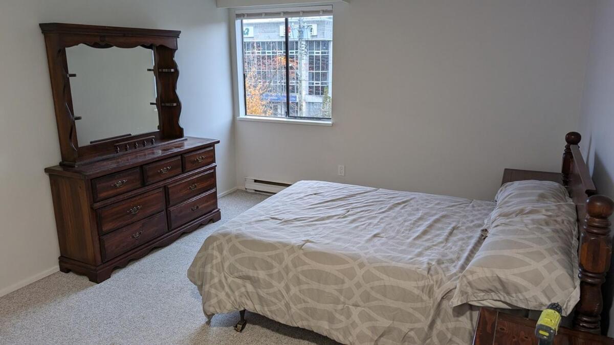 Top Floor, Central 2 Bedroom Condo With City View, 90 Day Min Victoria Eksteriør bilde