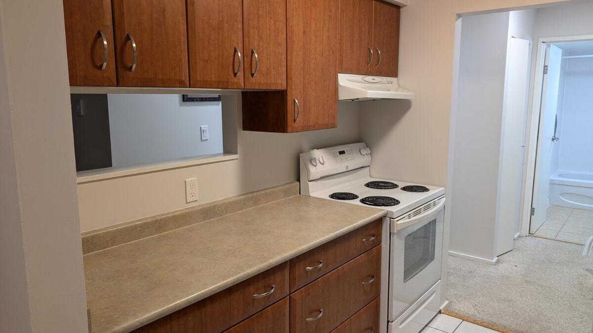 Top Floor, Central 2 Bedroom Condo With City View, 90 Day Min Victoria Eksteriør bilde