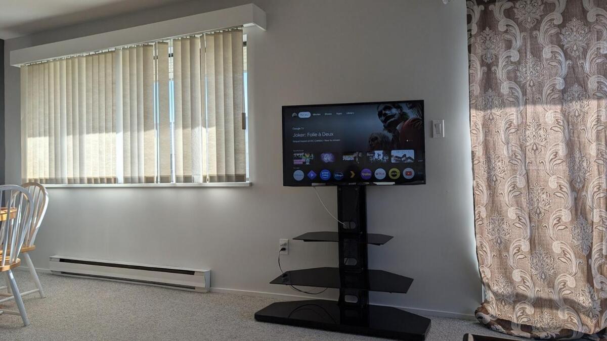Top Floor, Central 2 Bedroom Condo With City View, 90 Day Min Victoria Eksteriør bilde