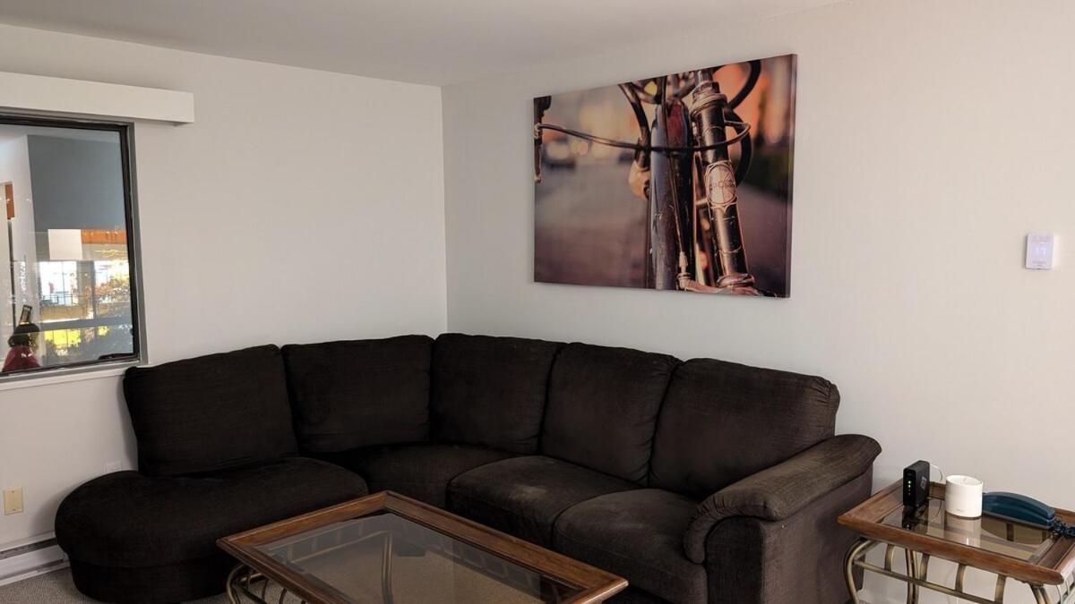 Top Floor, Central 2 Bedroom Condo With City View, 90 Day Min Victoria Eksteriør bilde