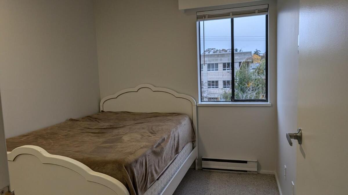 Top Floor, Central 2 Bedroom Condo With City View, 90 Day Min Victoria Eksteriør bilde