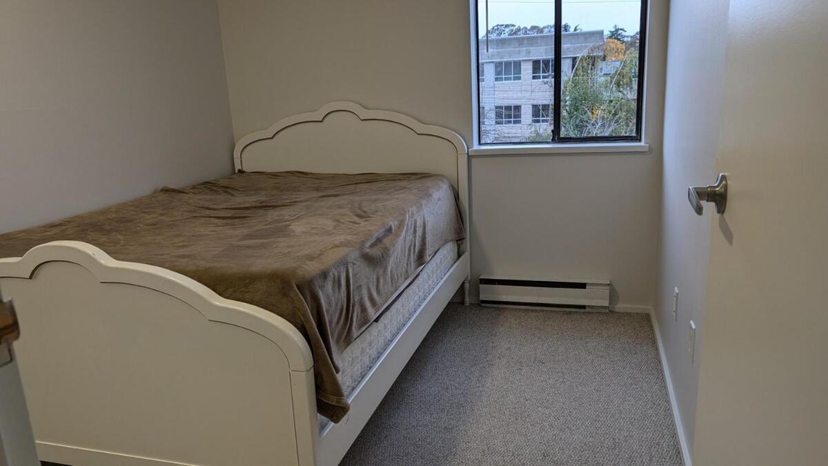 Top Floor, Central 2 Bedroom Condo With City View, 90 Day Min Victoria Eksteriør bilde