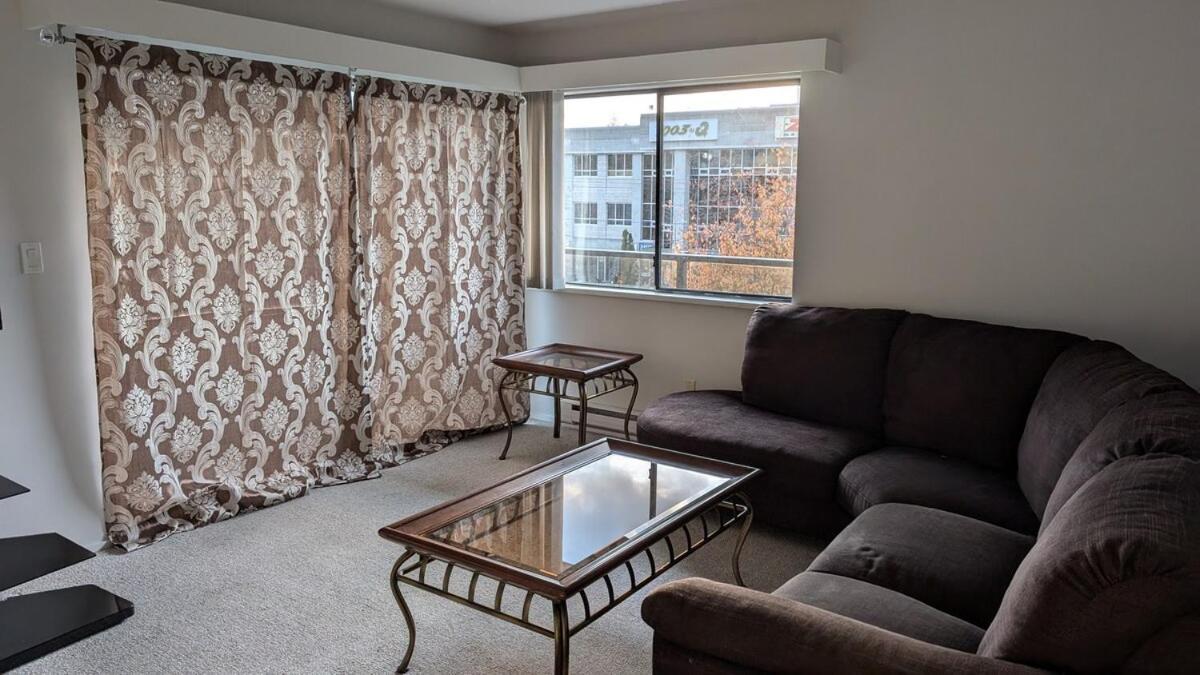 Top Floor, Central 2 Bedroom Condo With City View, 90 Day Min Victoria Eksteriør bilde