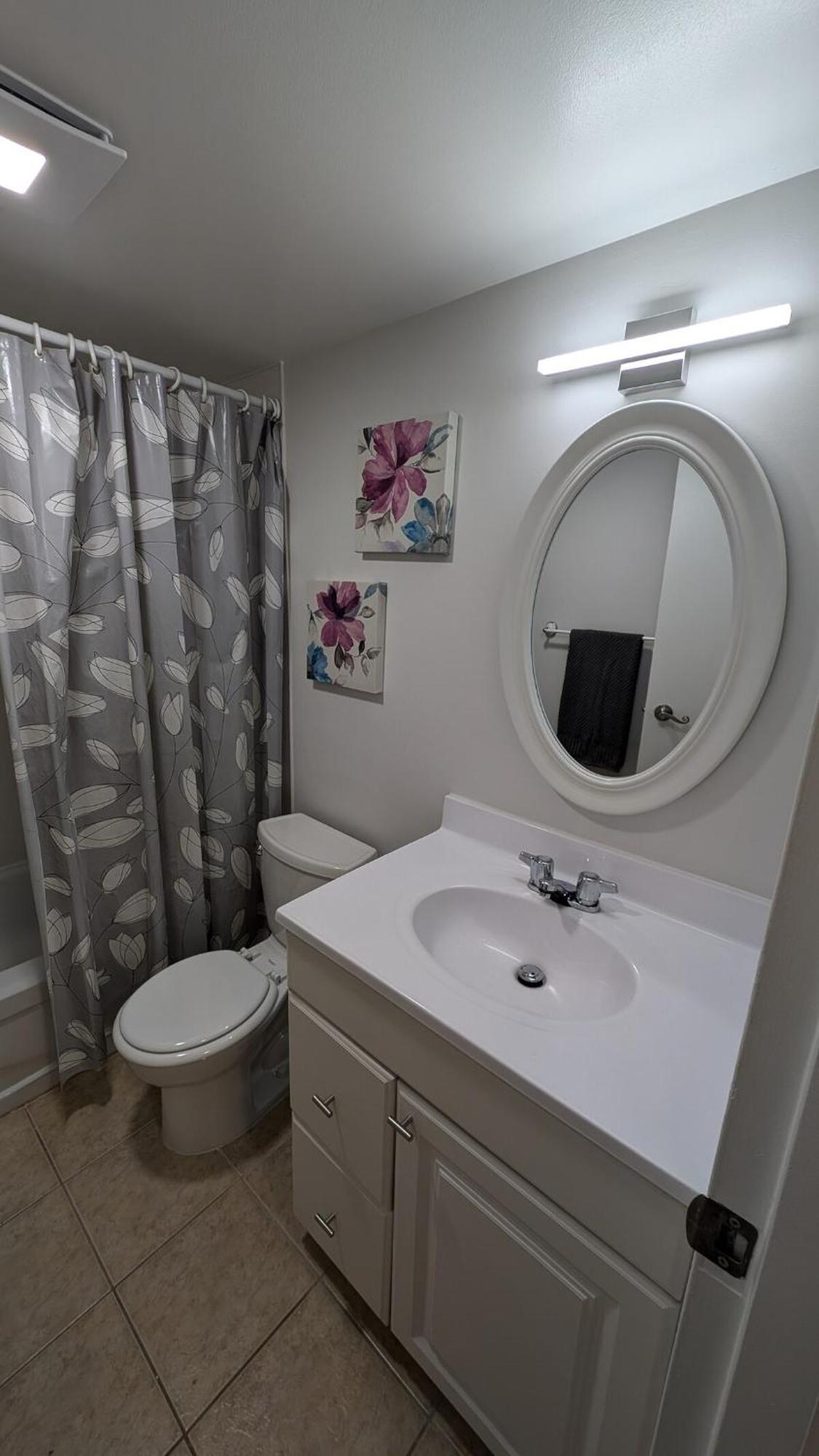 Top Floor, Central 2 Bedroom Condo With City View, 90 Day Min Victoria Eksteriør bilde